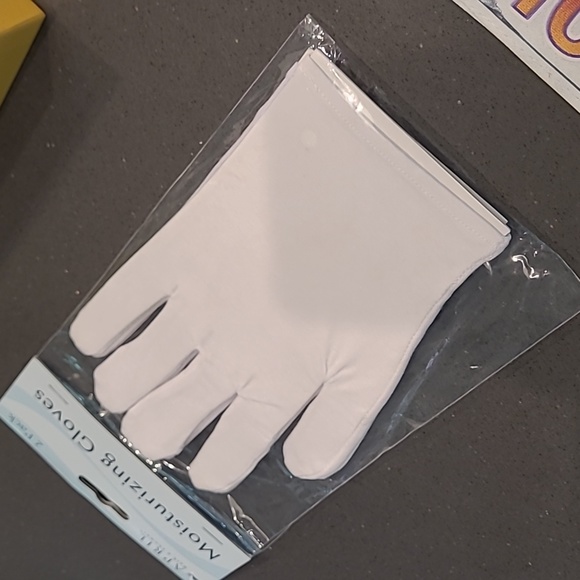 A "goodie bag" - Picture 2 of 11